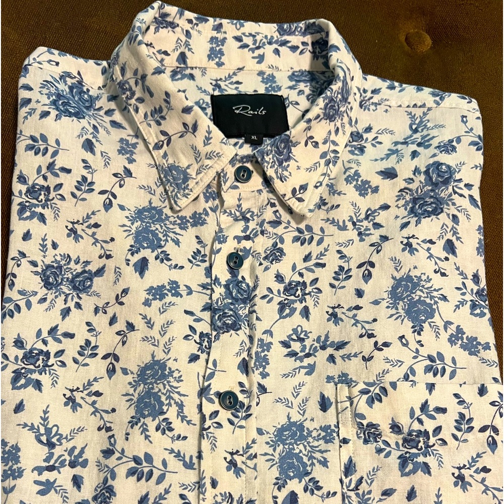 Rails XL blue and white floral print short sleeve shirt
